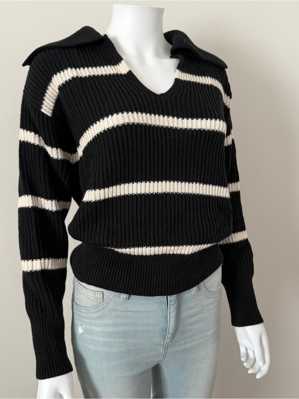 NWT Banana Republic Black and Cream Ribbed V-Neck Striped Sweater